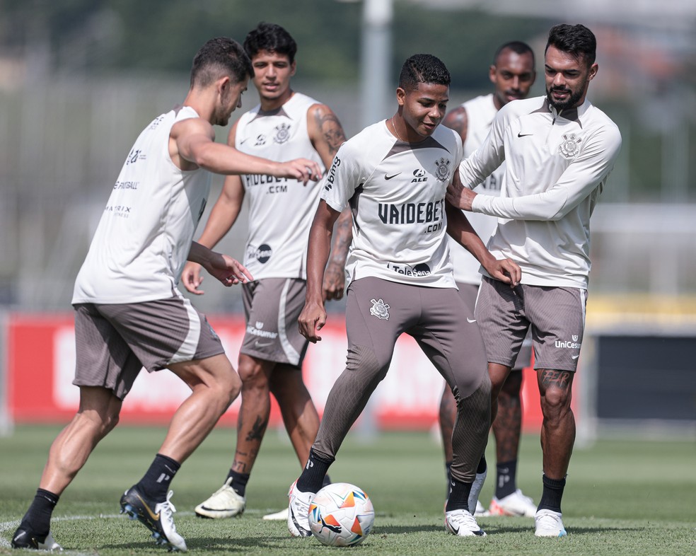 Wesley, Raniele e outros jogadores em treino do Corinthians — Foto: Rodrigo Coca/Agência Corinthians