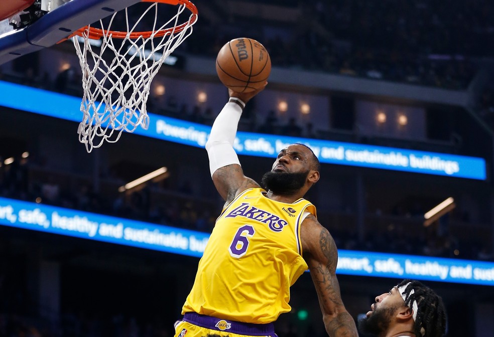 Quanto tempo dura uma partida de basquete segundo a NBA? Como esse tempo é  dividido?​ 