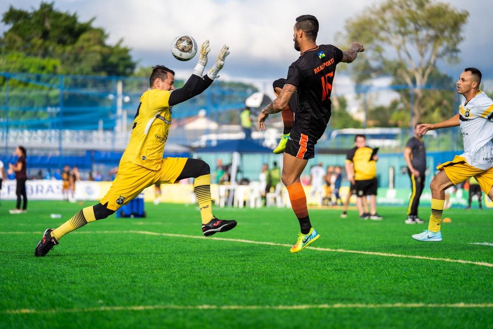 Ariel, do Real Porto, encobre goleiro adversário em disputas de Brasileiro — Foto: Quiick Shott