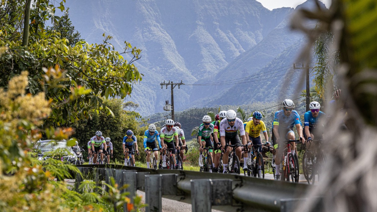 Pelotão de ciclistas na Volta Ciclística de Santa Catarina