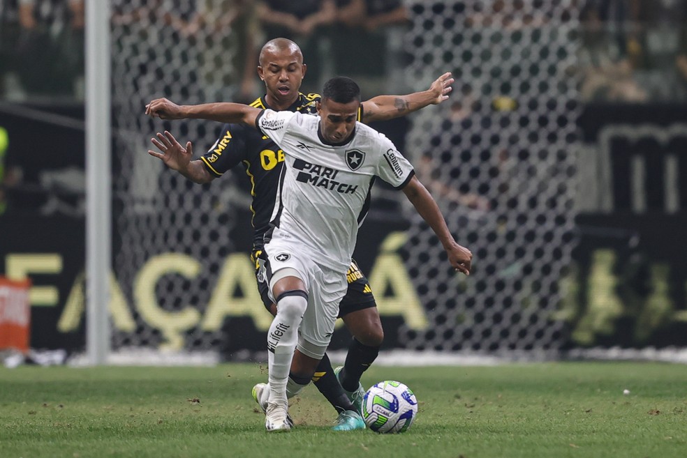 Wesley driblando jogador do Grêmio em jogo do Brasileiro Sub-20