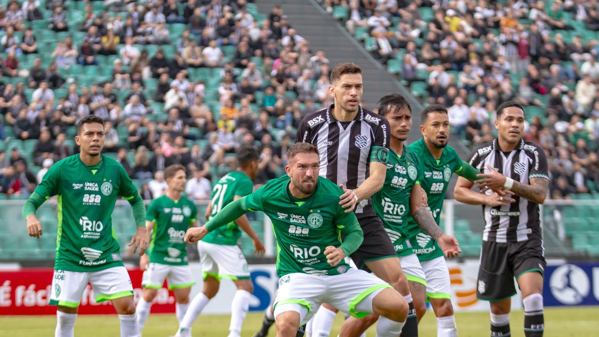 Guarani se supera e empata com Figueirense mesmo com um a menos