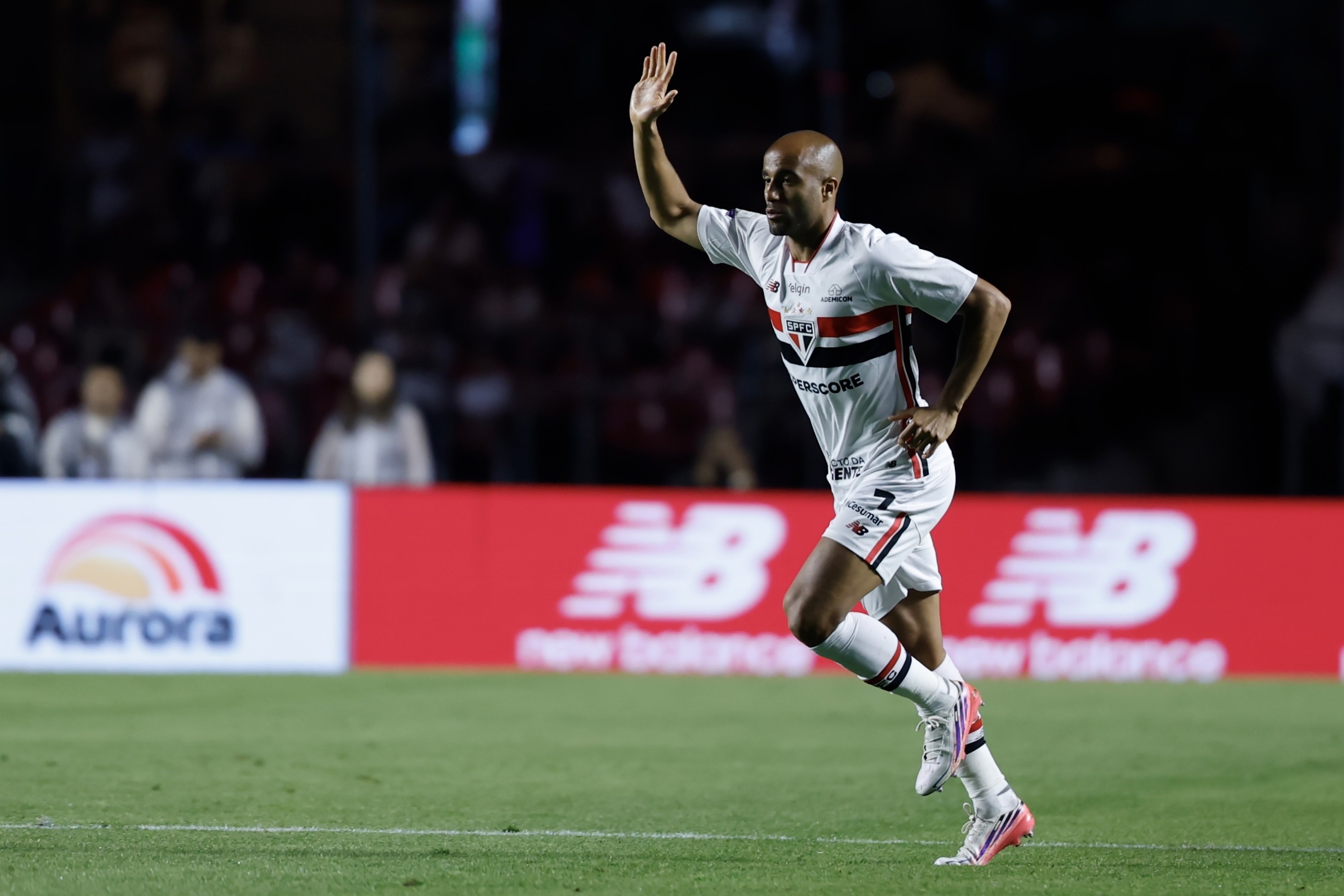 Lucas volta depois de cinco meses e chora em vitória do São Paulo: "Como se fosse o primeiro jogo"