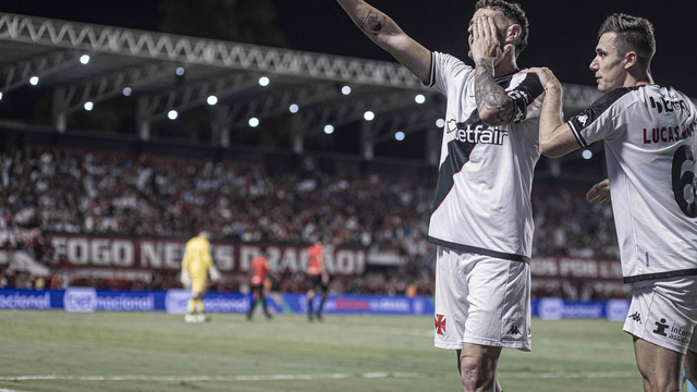 Vegetti comemora gol do Vasco contra o Atlético-GO