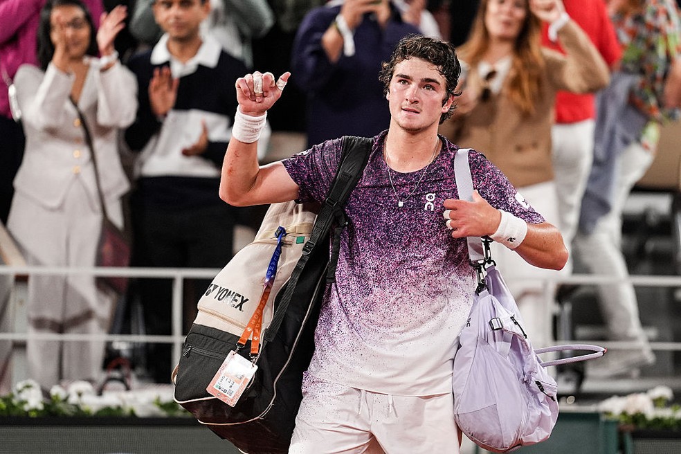João Fonseca se despede de Roland Garros nas quartas de final — Foto: Shi Tang/Getty Images