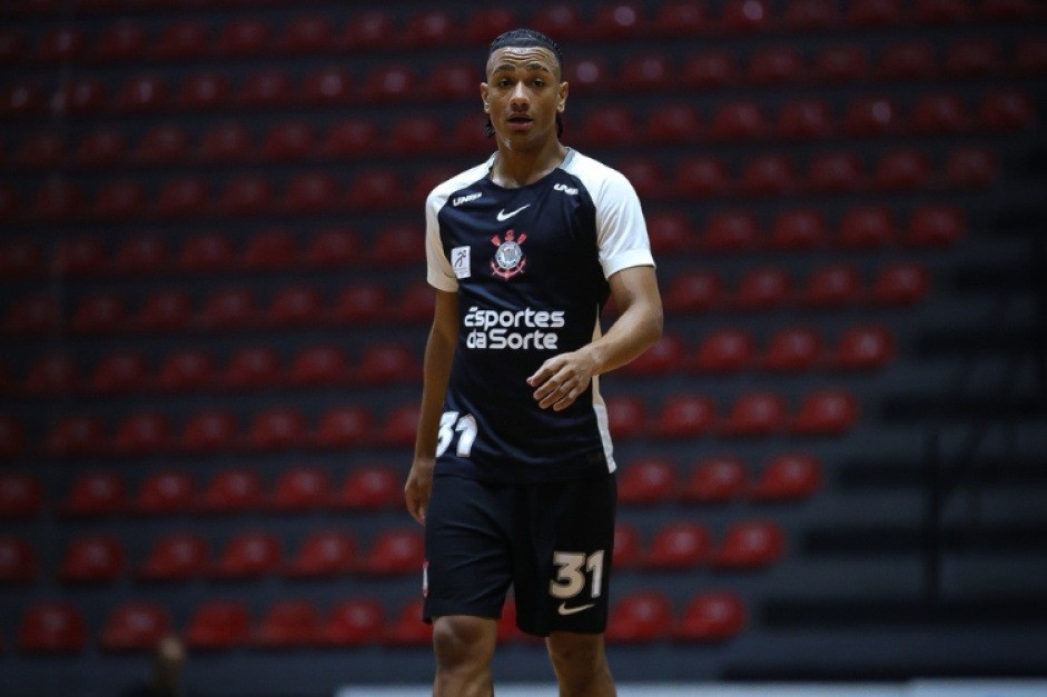 Joia do futsal do Corinthians treina em campo a pedido de Diniz