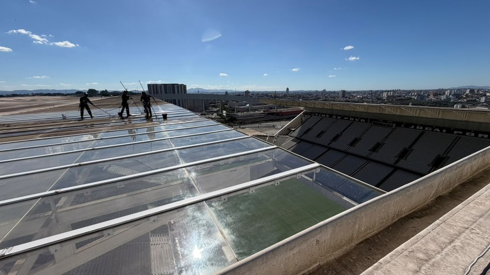 Equipe realiza limpeza na Neo Química Arena — áreas externas e internas recebendo manutenção