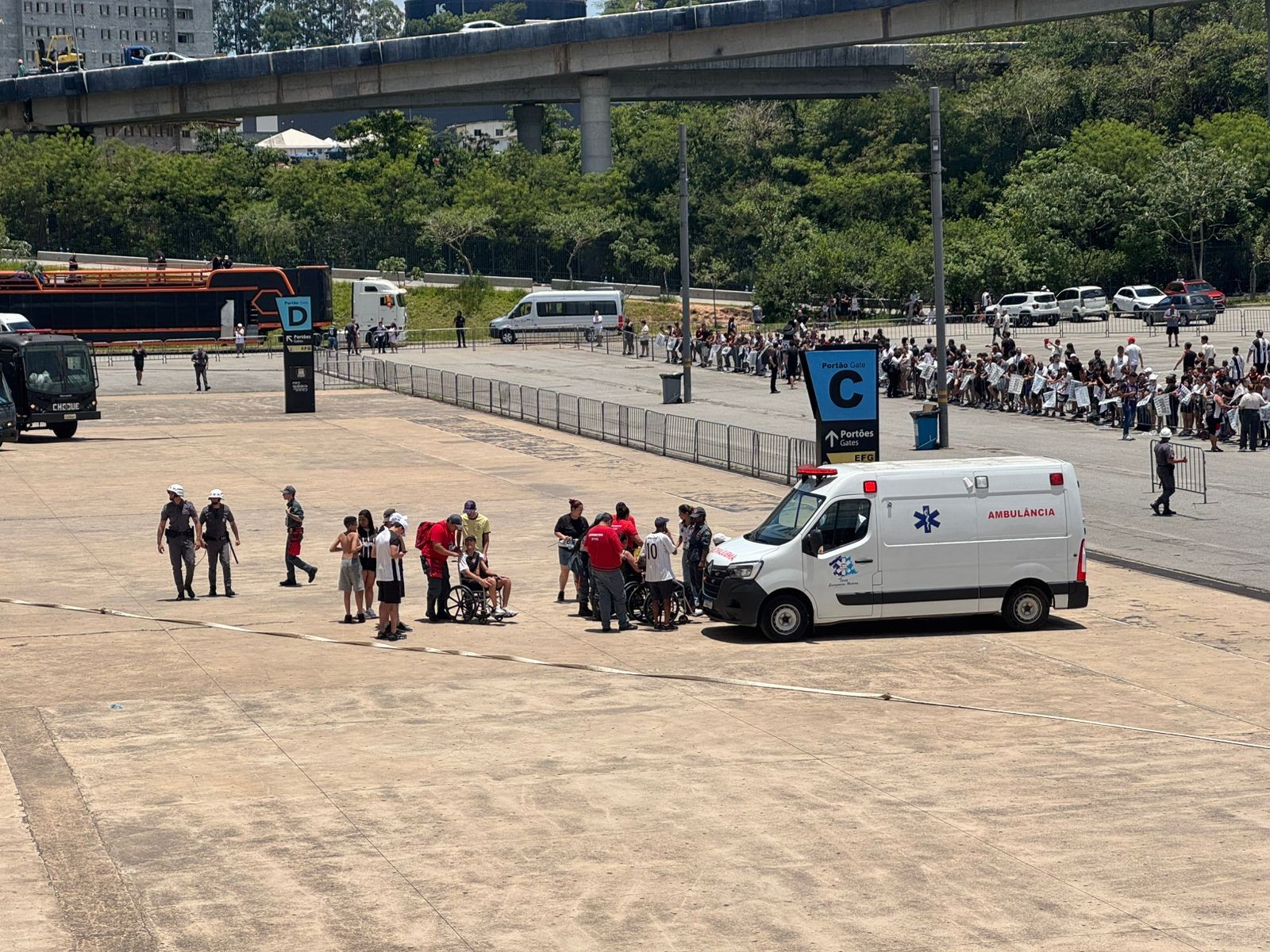 Torcedores do Corinthians passam mal antes da festa do título da Copa do Brasil, causando preocupação e adiando celebrações