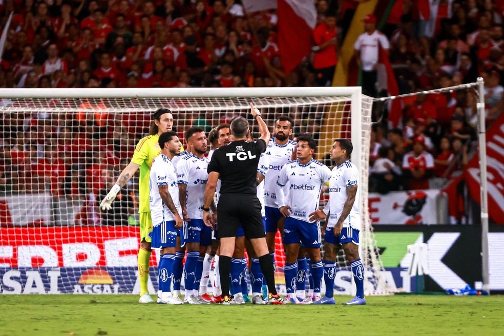 Marcelo de Lima Henrique durante Inter x Cruzeiro — Foto: Maxi Franzoi/AGIF