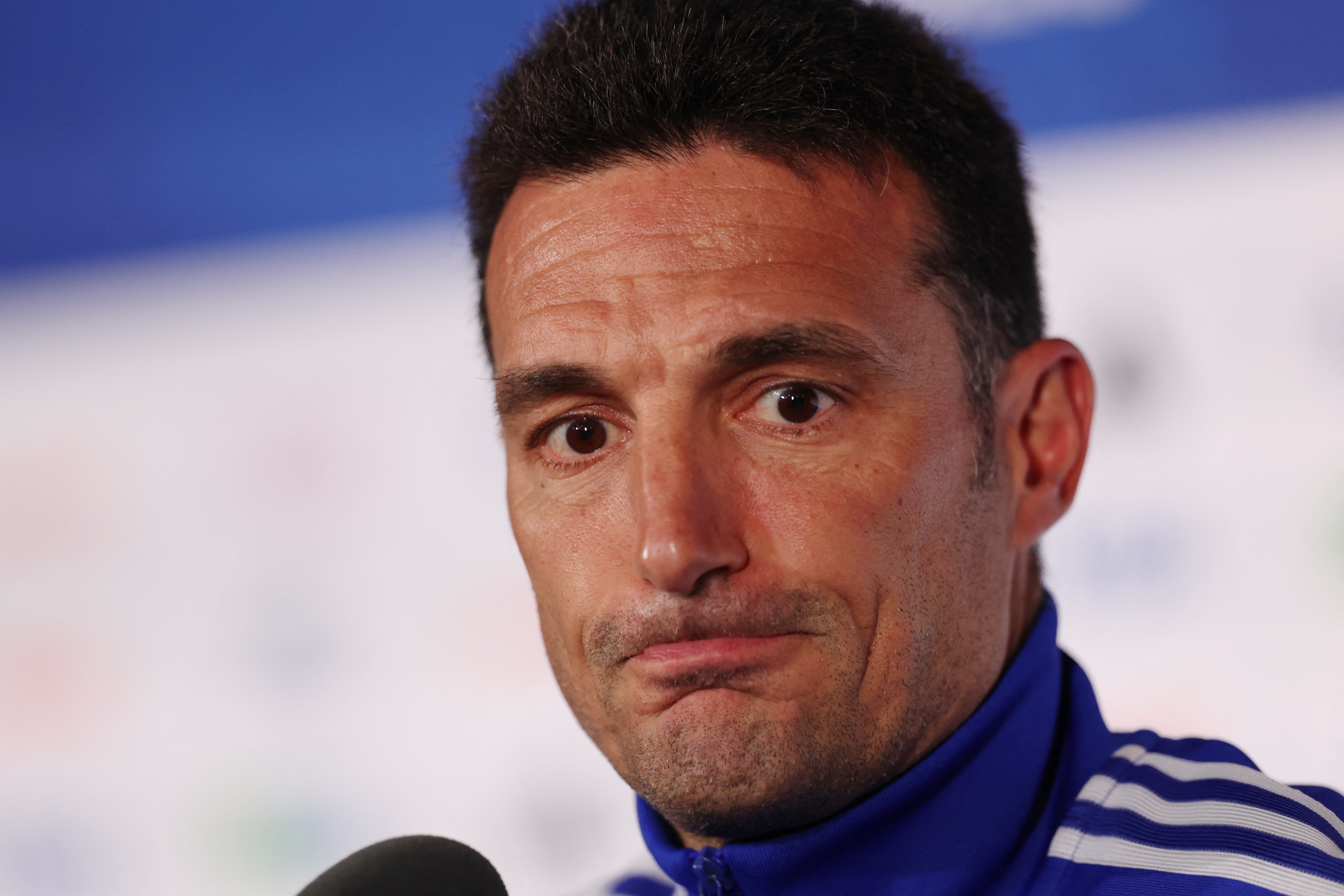 Scaloni afasta rivalidade política em Argentina x Inglaterra: “Ninguém que está aqui tem culpa”