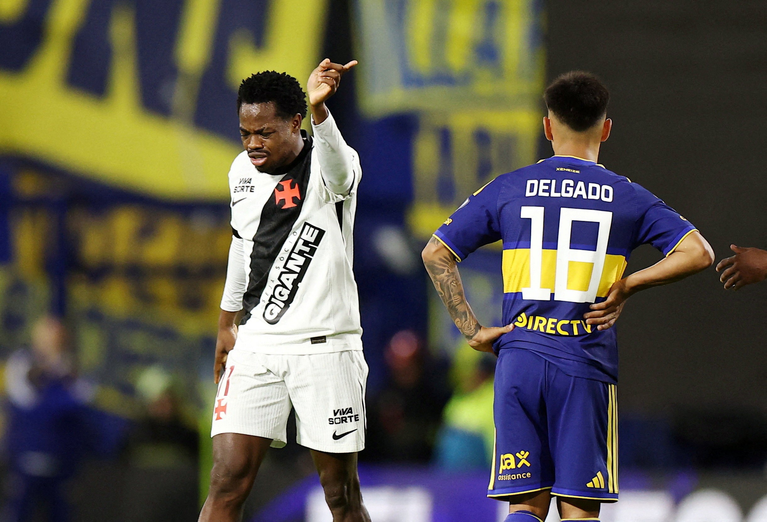 Andrés Gómez, do Vasco, é expulso e deixa jogo contra o Boca Juniors revoltado; veja lance