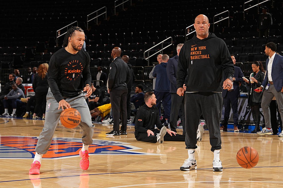 Jalen e Rick Bruson durante aquecimento dos Knicks — Foto: Jesse. D Garrabrant/NBAE via Getty Images