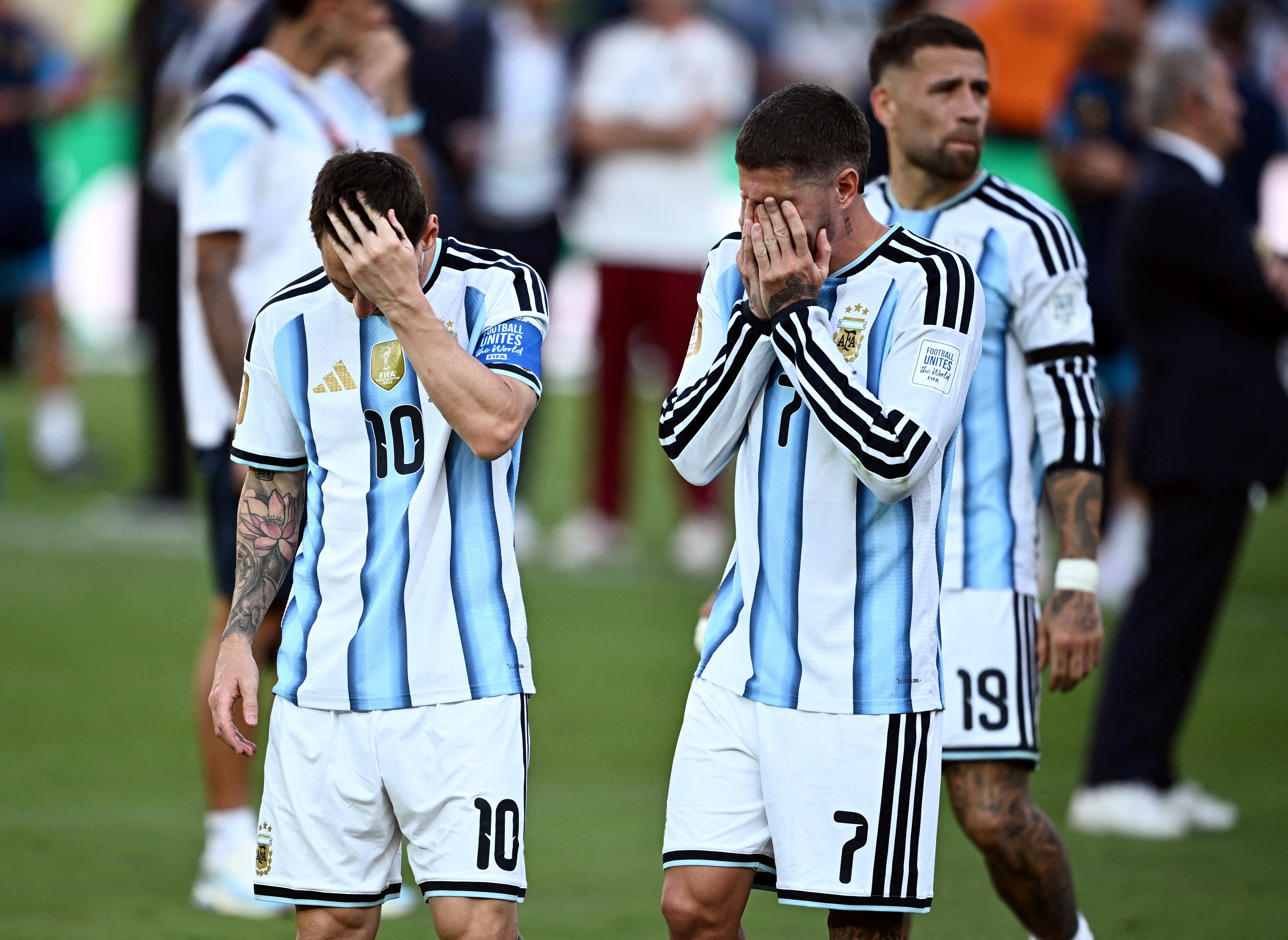 Messi vai às lágrimas após receber medalha de prata