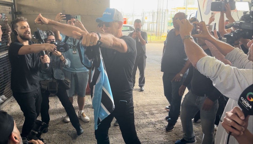 Renato se despede da torcida do Grêmio — Foto: Eduardo Moura