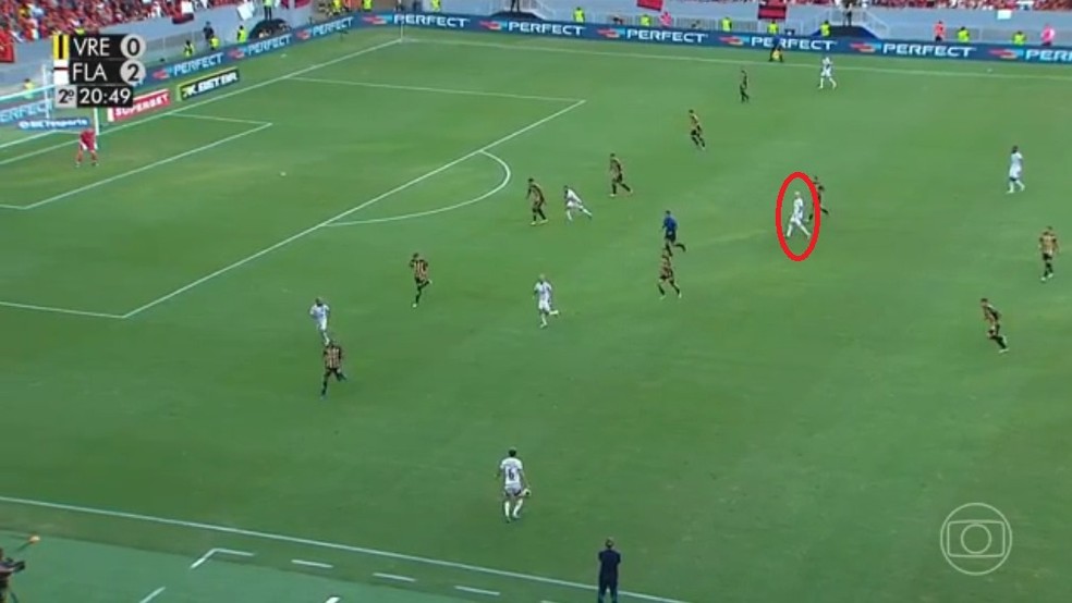 Varela atacando por dentro no Flamengo de Filipe Luís — Foto: Reprodução / TV Globo
