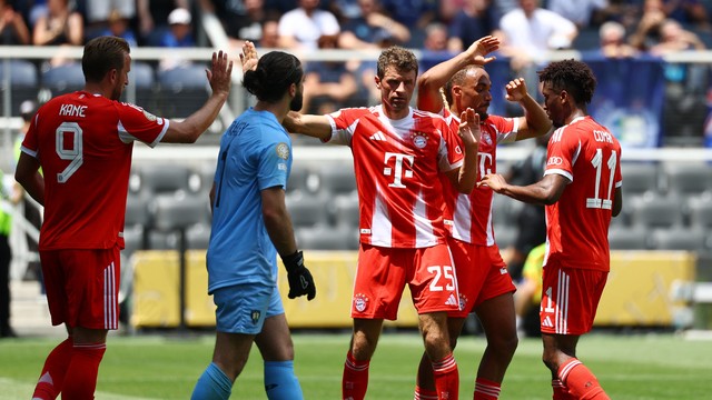 Thomas Müller fez dois gols diante do Auckland