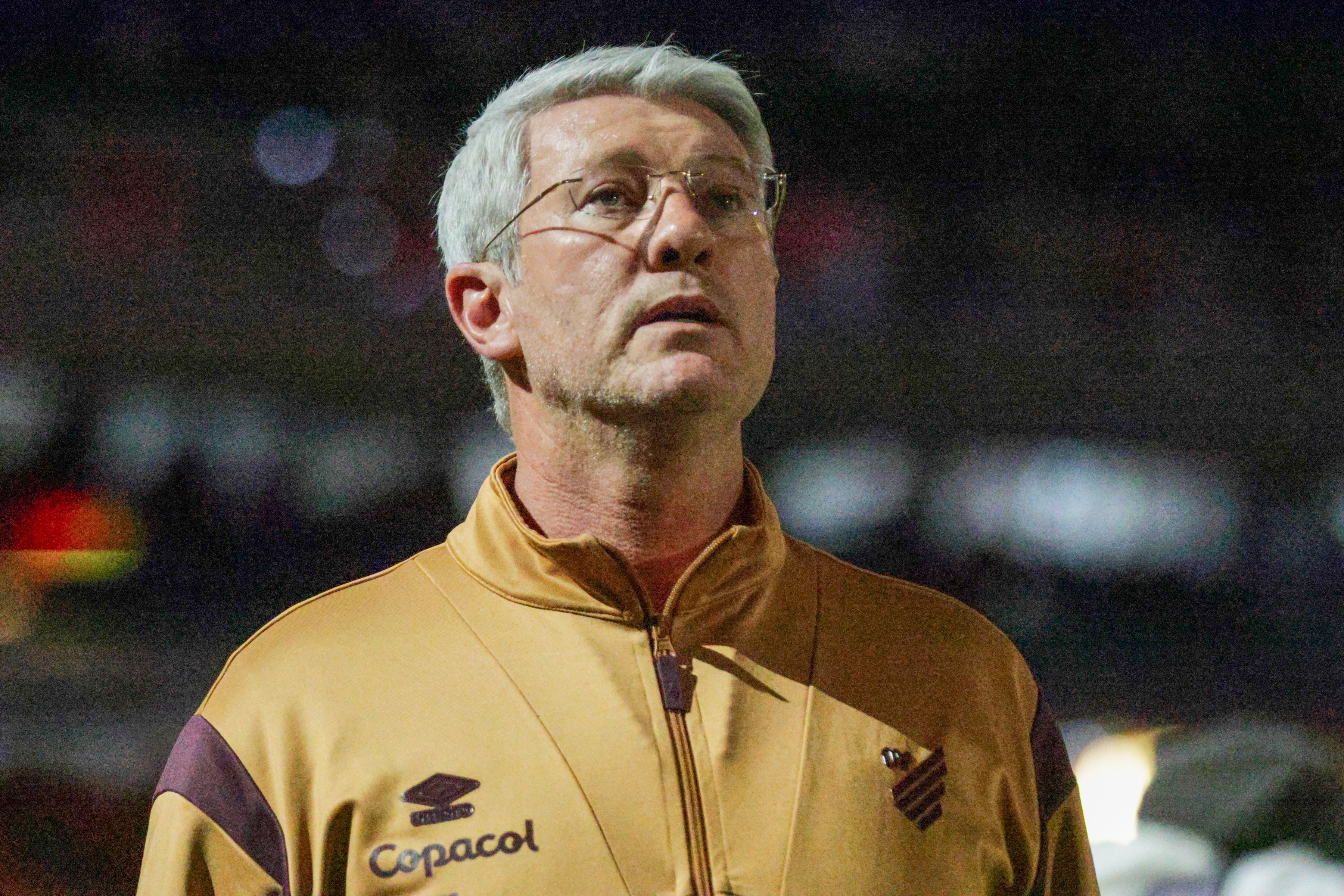 Odair detona árbitro após derrota do Athletico para o Corinthians
