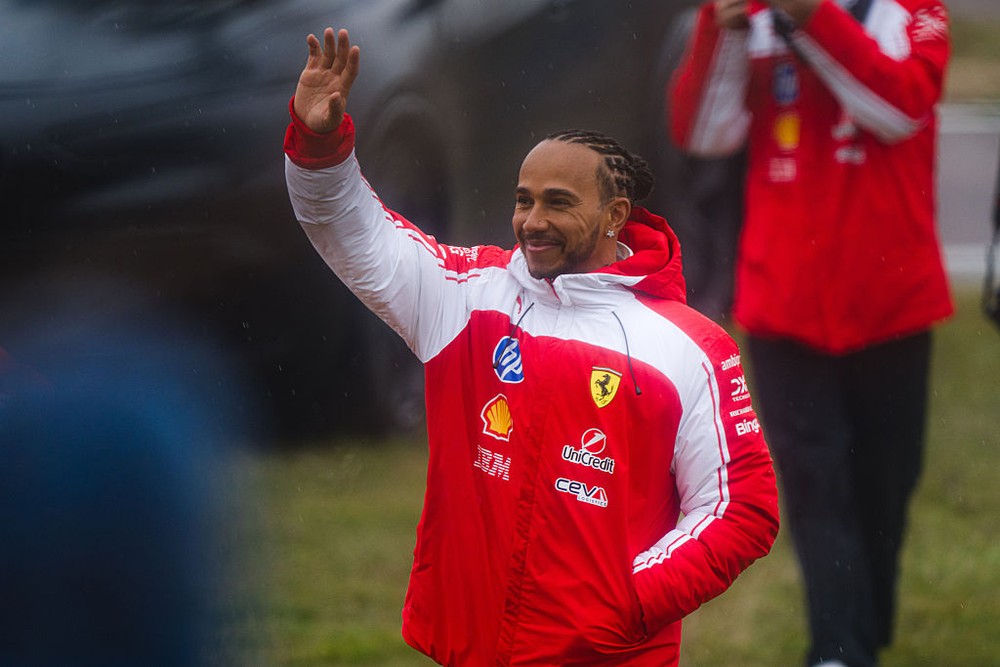 Hamilton demonstra otimismo após testes da Ferrari para a temporada 2026 da Fórmula 1