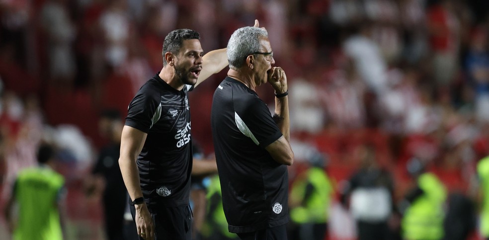 Técnicos Hélio e Guilherme dos Anjos na derrota do Náutico