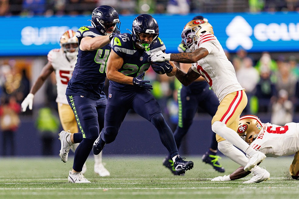 NFL: Importante corredor dos Seahawks rompe LCA e fica fora de