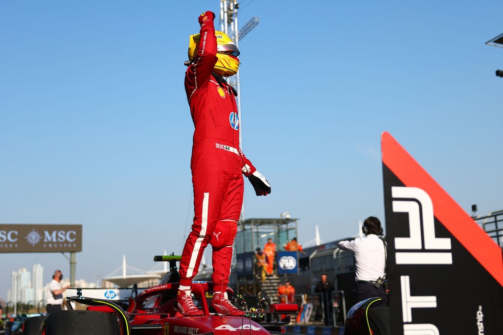 Lewis Hamilton celebra pole position na corrida sprint da China — Foto: Bryn Lennon - Formula 1/Formula 1 via Getty Images