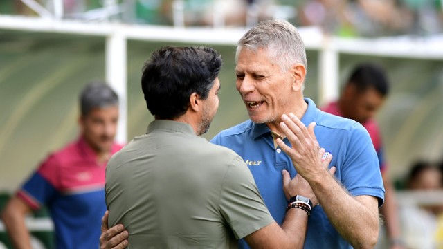 Abel Ferreira e Paulo Autuori, técnicos de Palmeiras e Fortaleza, se cumprimentam