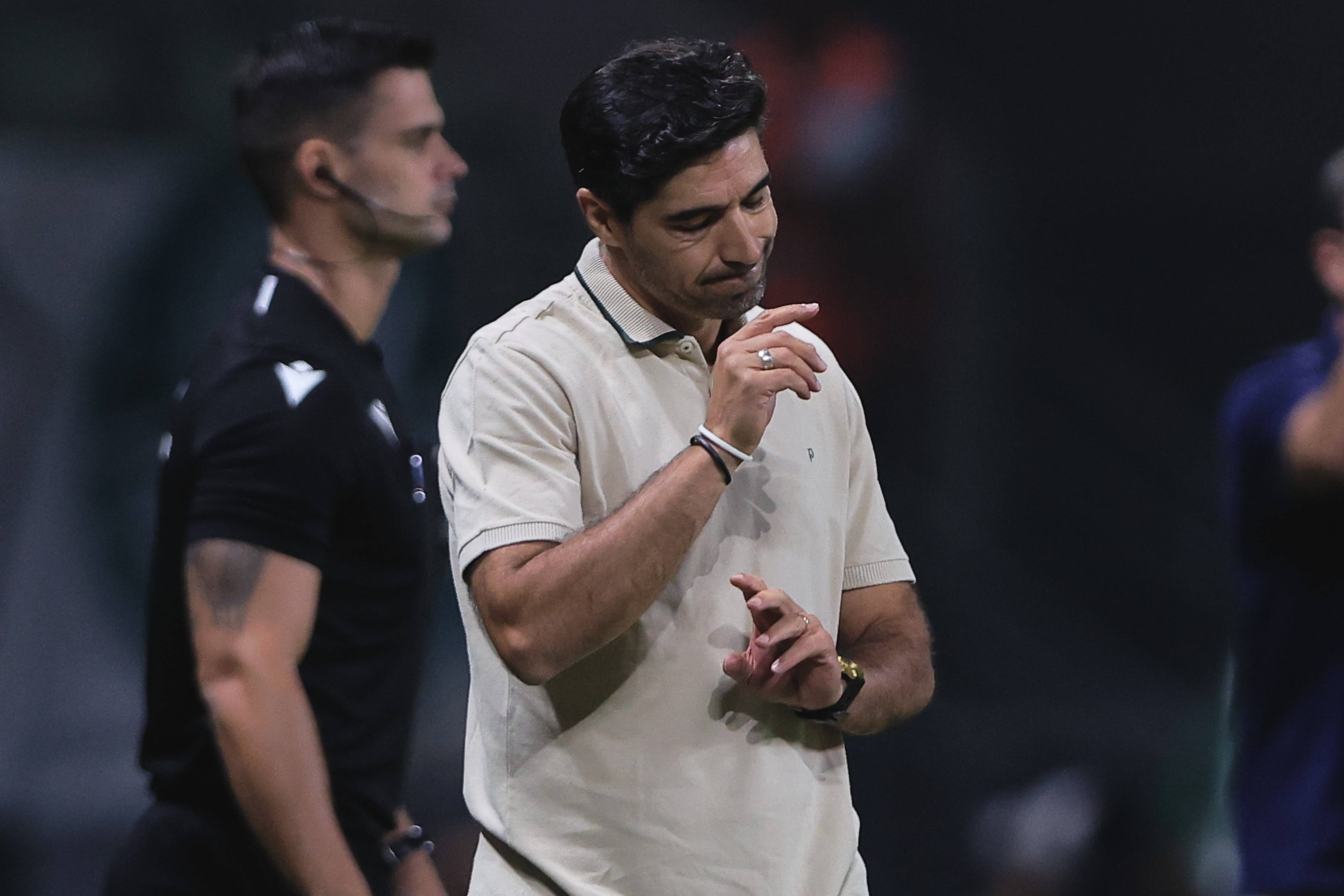 Abel critica falta de eficiência do Palmeiras em derrota para o Bahia.