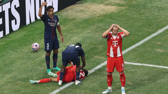 Harry Kane coloca as mãos na cabeça com a lesão de Musiala em PSG x Bayern