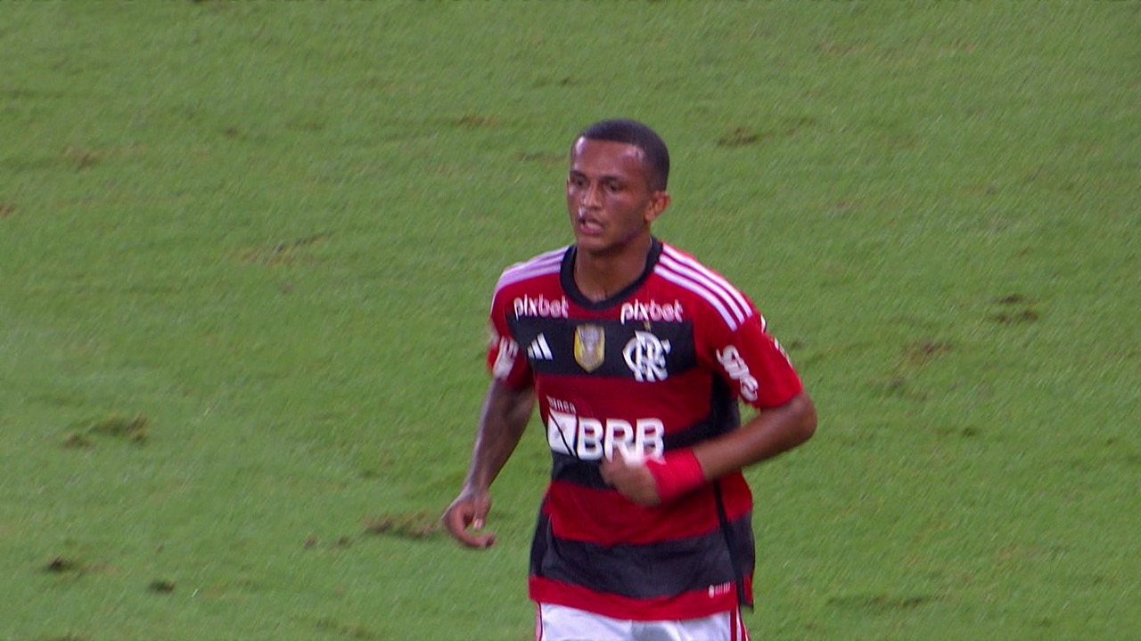 Sampaoli aponta para a cabeça e pede calma a Wesley em Flamengo x Goiás