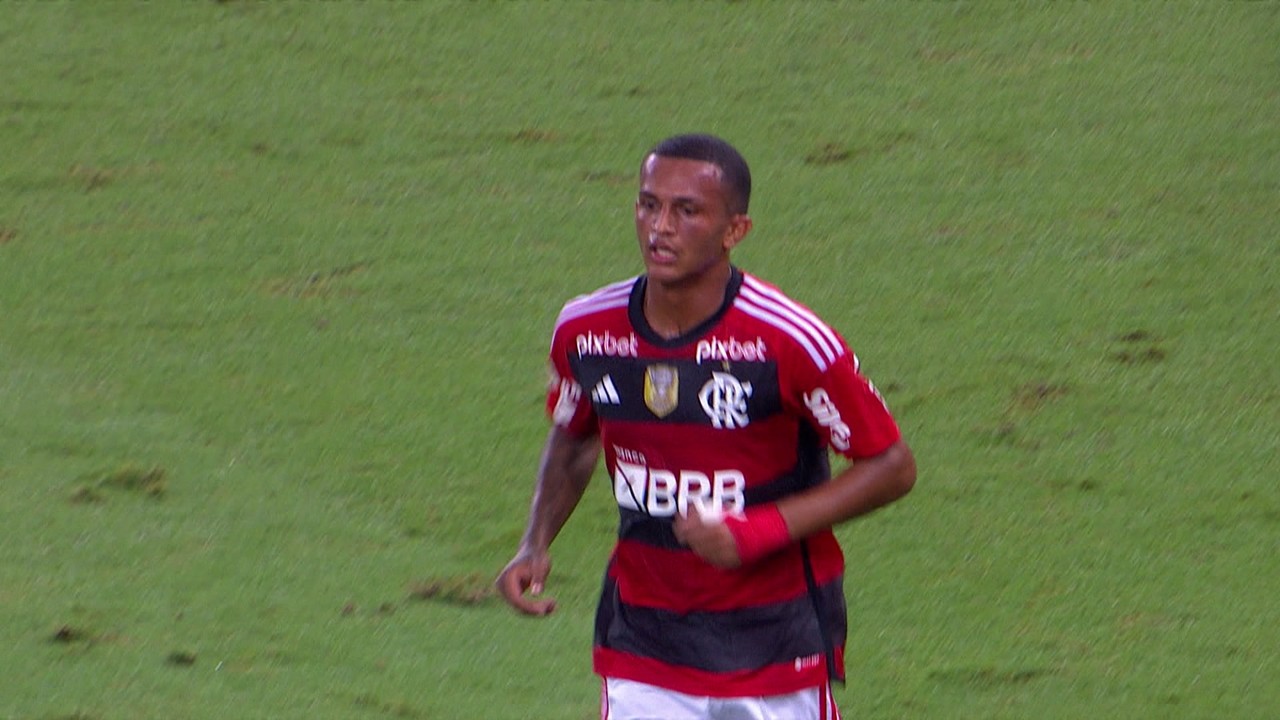 Flamengo x Goiás: Pedro se machuca ao cobrar pênalti e deixa o jogo