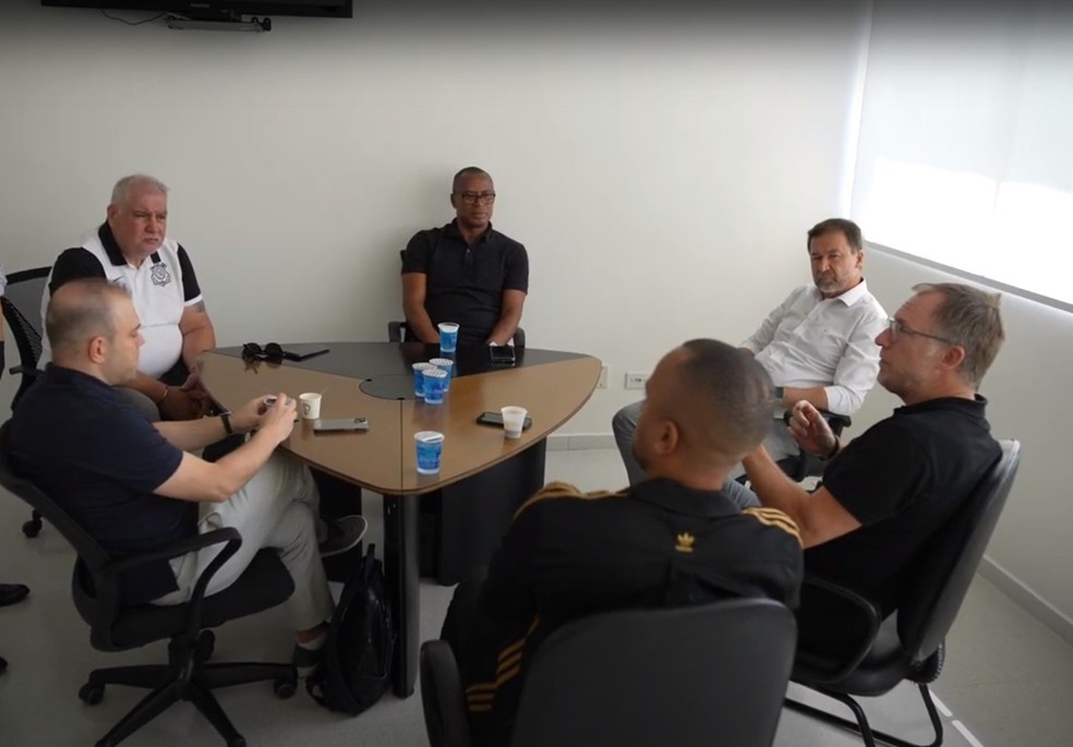 Representantes do Bayer Leverkusen em visita ao CT do Corinthians — Foto: Divulgação