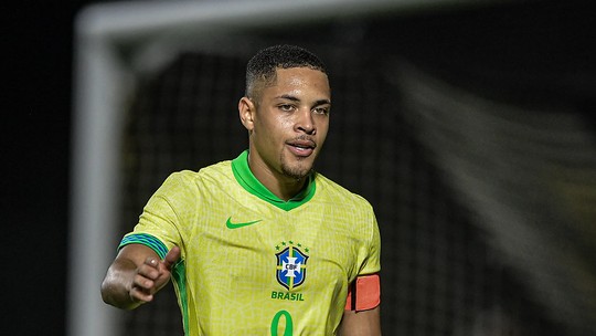 Vitor Roque perde gol incrível, se recupera, e Brasil vence o México