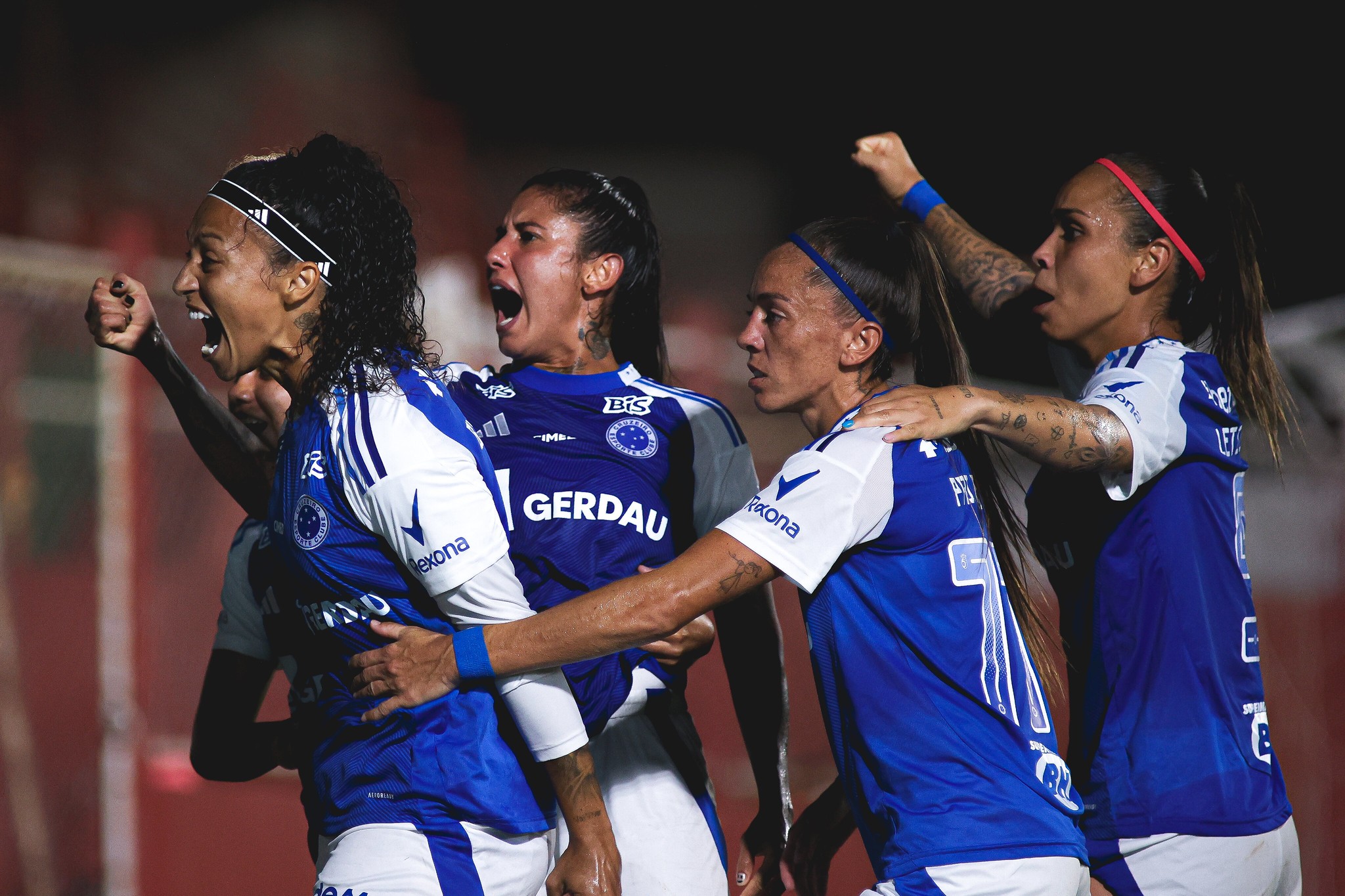 Cruzeiro garante vaga antecipada no mata-mata do Brasileirão Feminino.