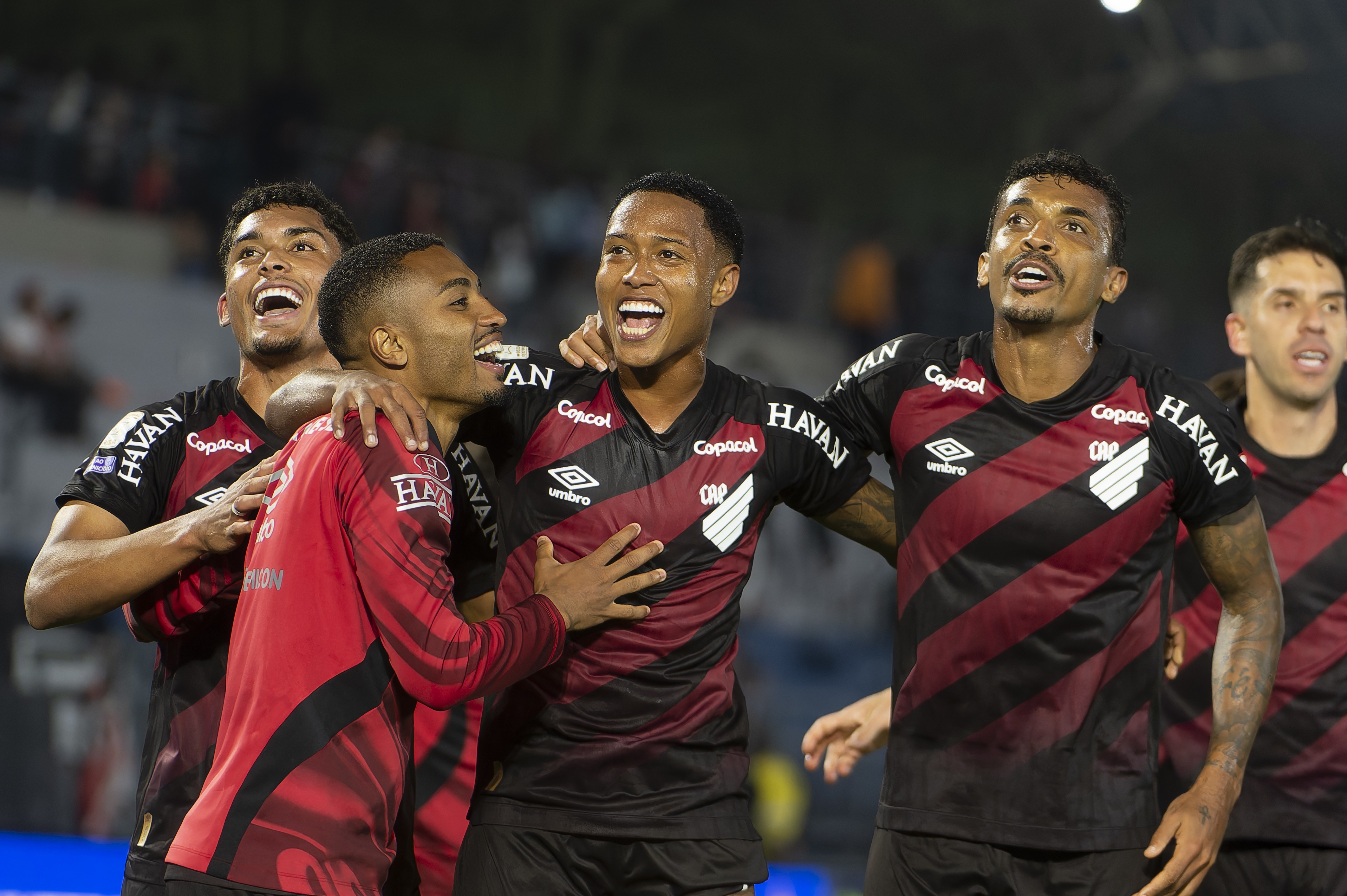 Athletico supera dificuldades em virada sobre São Paulo e fecha melhor turno em 13 anos; análise