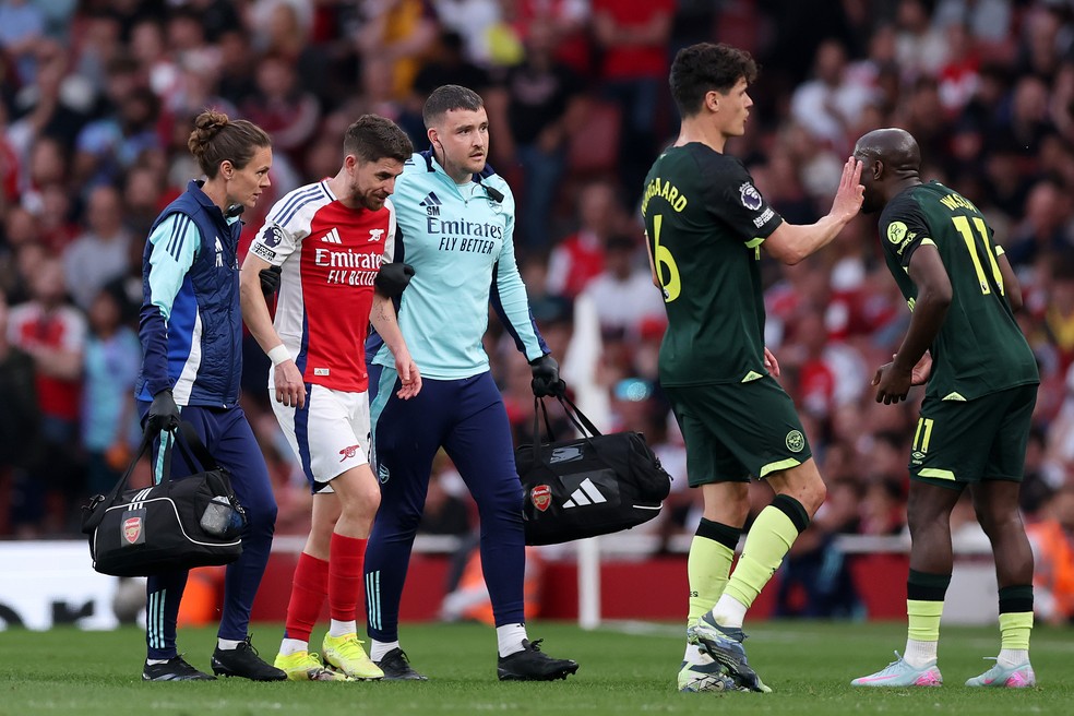 Jorginho precisou deixar o jogo contra o Brentford ap�s sentir dores � Foto: Getty Images