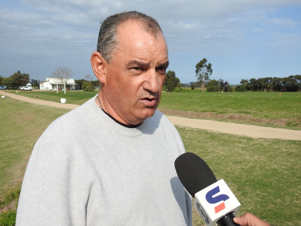 Gabriel Oroza conversa com a equipe da Globo em Montevidéu — Foto: Fred Gomes