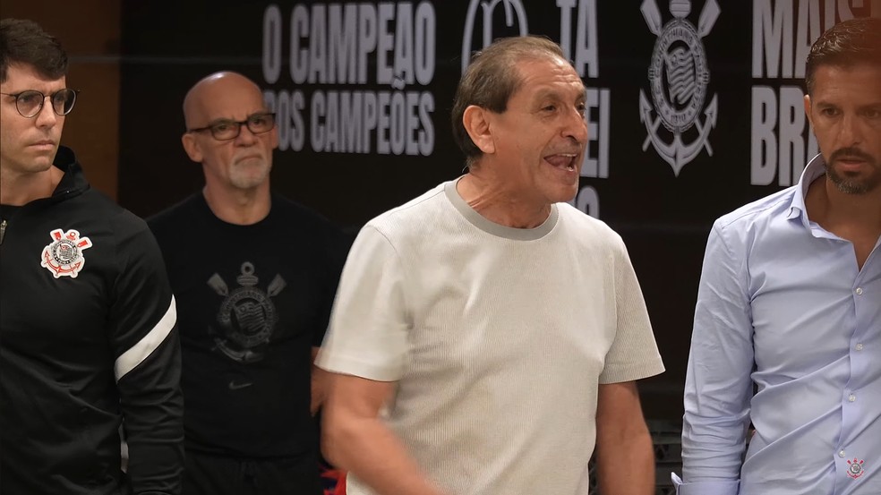 Ramón Díaz faz discurso em vestiário do Corinthians