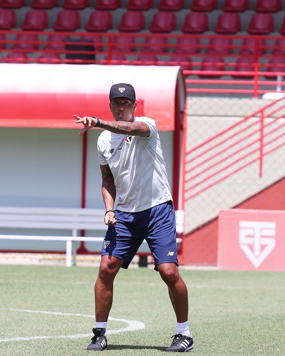 Thiago Carpini em treino do São Paulo — Foto: Rubens Chiri / São Paulo