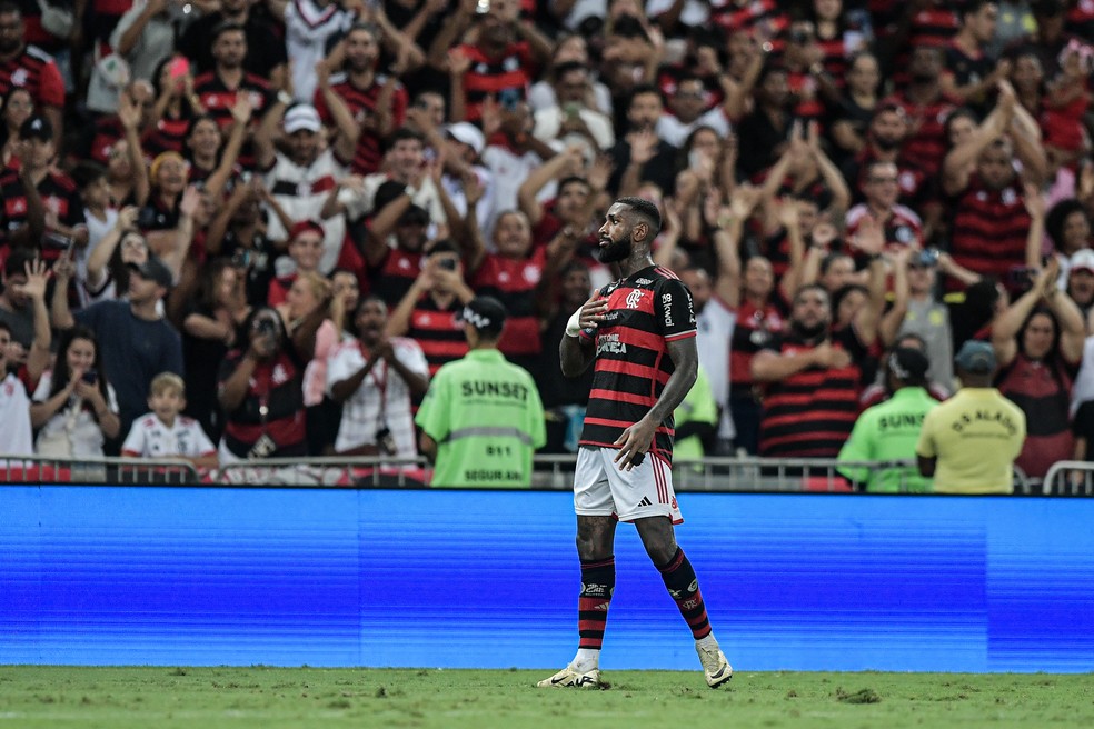 Gerson, do Flamengo, comemora gol contra o Athletico — Foto: Thiago Ribeiro/AGIF