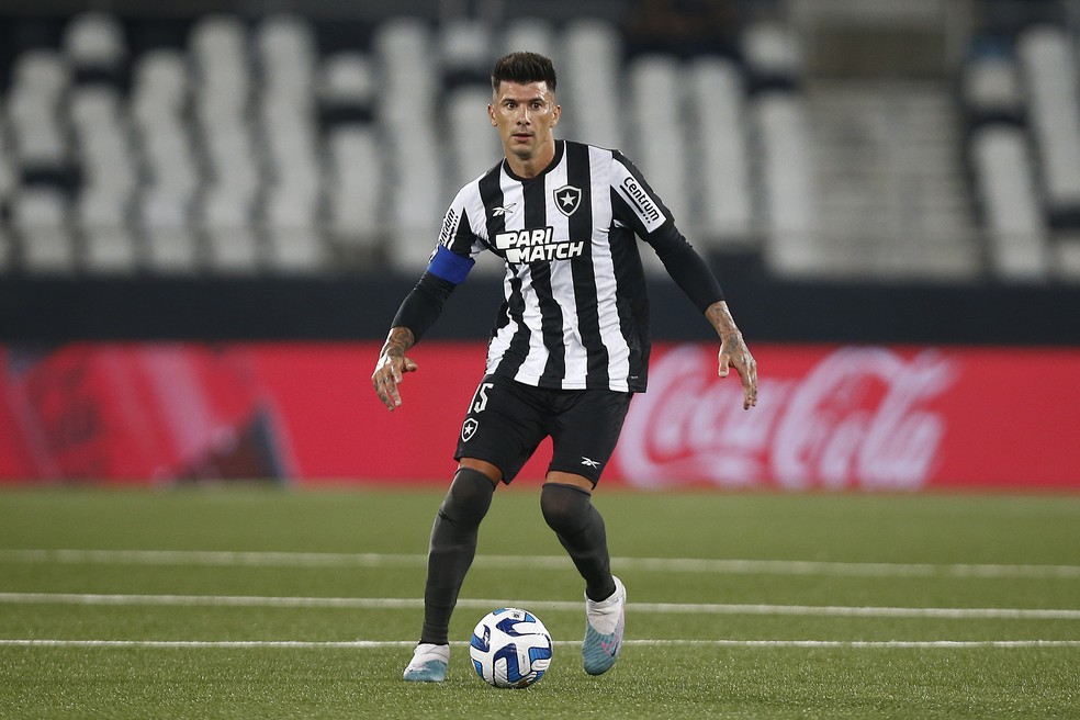Victor Cuesta, Botafogo.  Botafogo e Guaraní,  CONMEBOL Sudamericana 2023 — Foto: Wagner Meier/Getty Images
