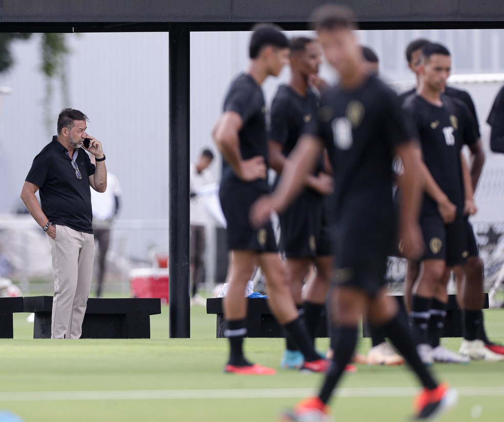 Augusto Melo, presidente do Corinthians, durante treino da equipe — Foto: Rodrigo Coca / Ag.Corinthians