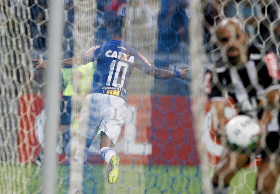 Arrascaeta comemora um gol no Cruzeiro x Atlético-mg — Foto: Washington Alves/Light Press