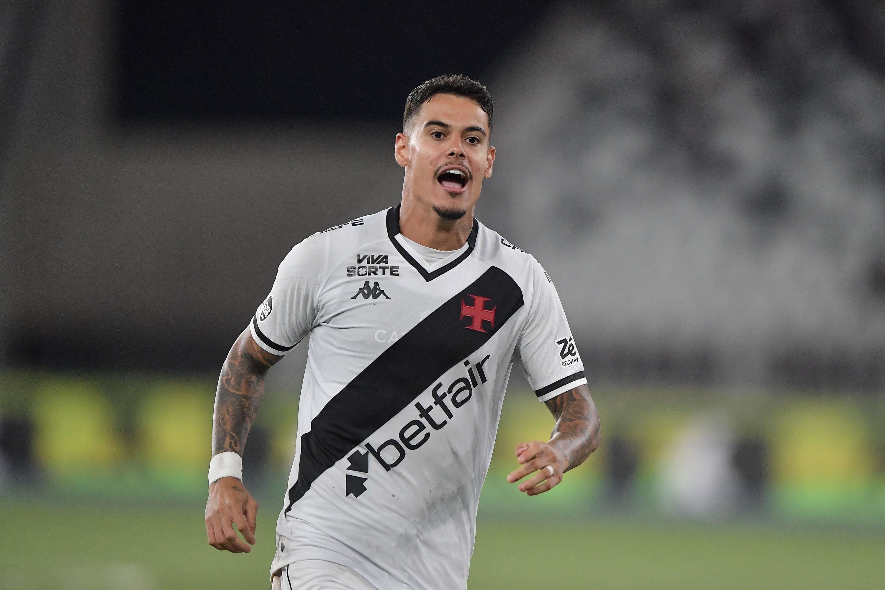 Com novas concorrências, Lucas Freitas se firma e ganha pontos na disputa por vaga na zaga do Vasco