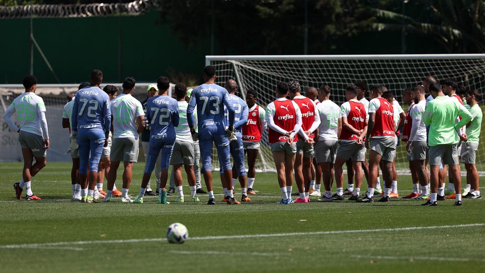 Abel Ferreira conversa com jogadores do Palmeiras — Foto: Cesar Greco