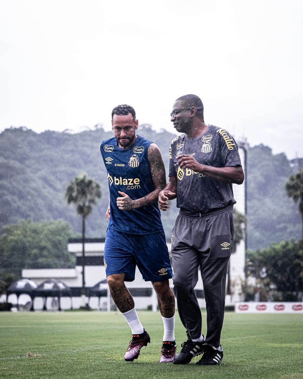 Neymar ao lado de Cesar Sampaio em treino do Santos no CT Rei Pelé — Foto: Raul Baretta/Santos