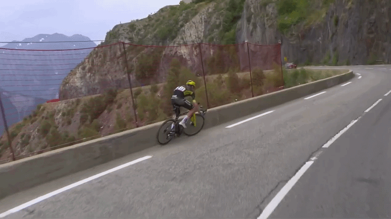 Ciclista fica a centímetros de queda em penhasco durante o Tour de France; vídeo