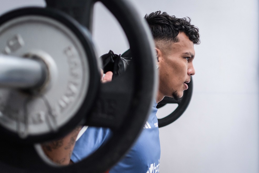 Gabriel Veron em treino pelo Cruzeiro — Foto: Gustavo Aleixo/Cruzeiro