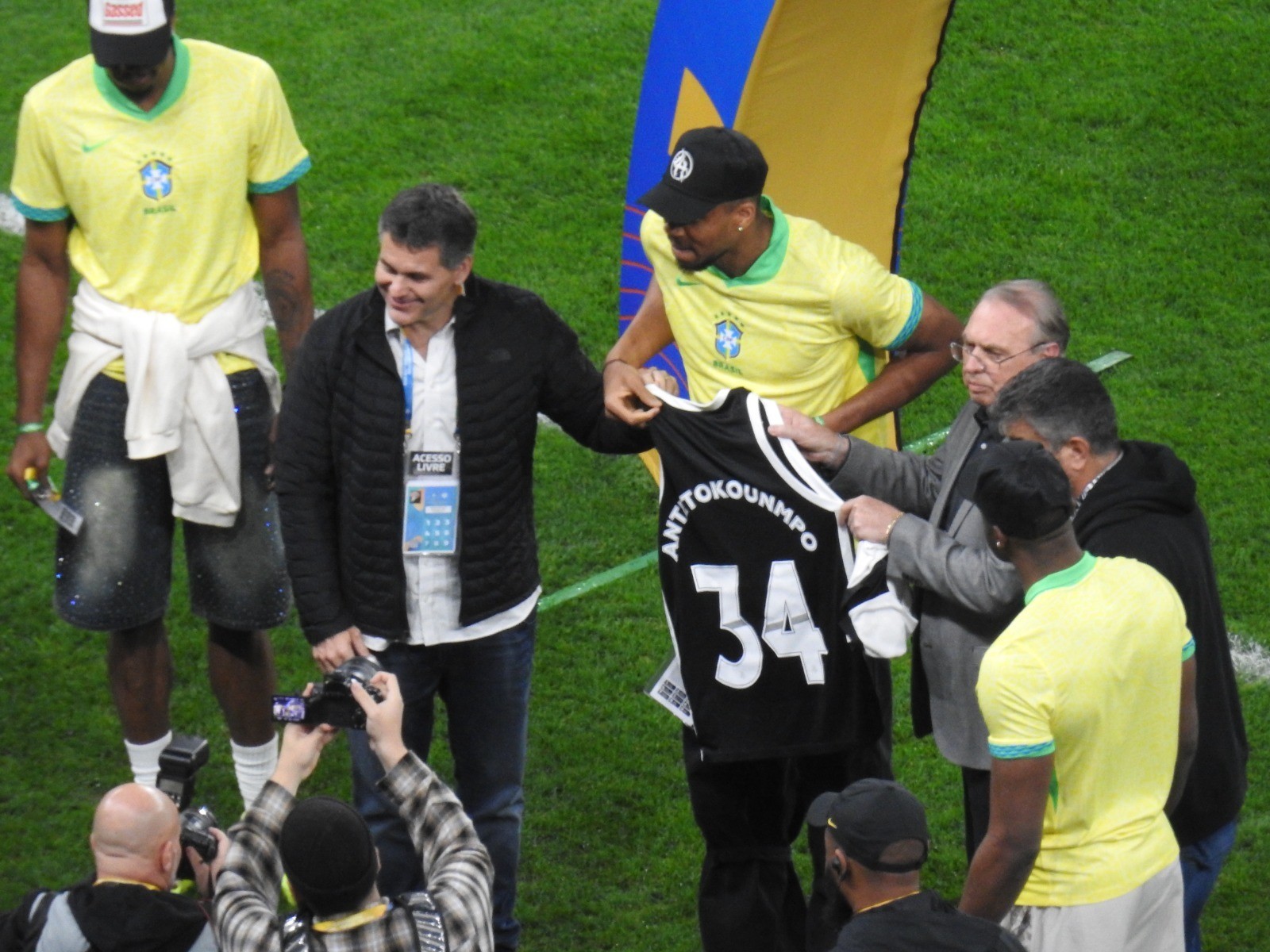 Antetokounmpo declara torcida por Brasil na Copa