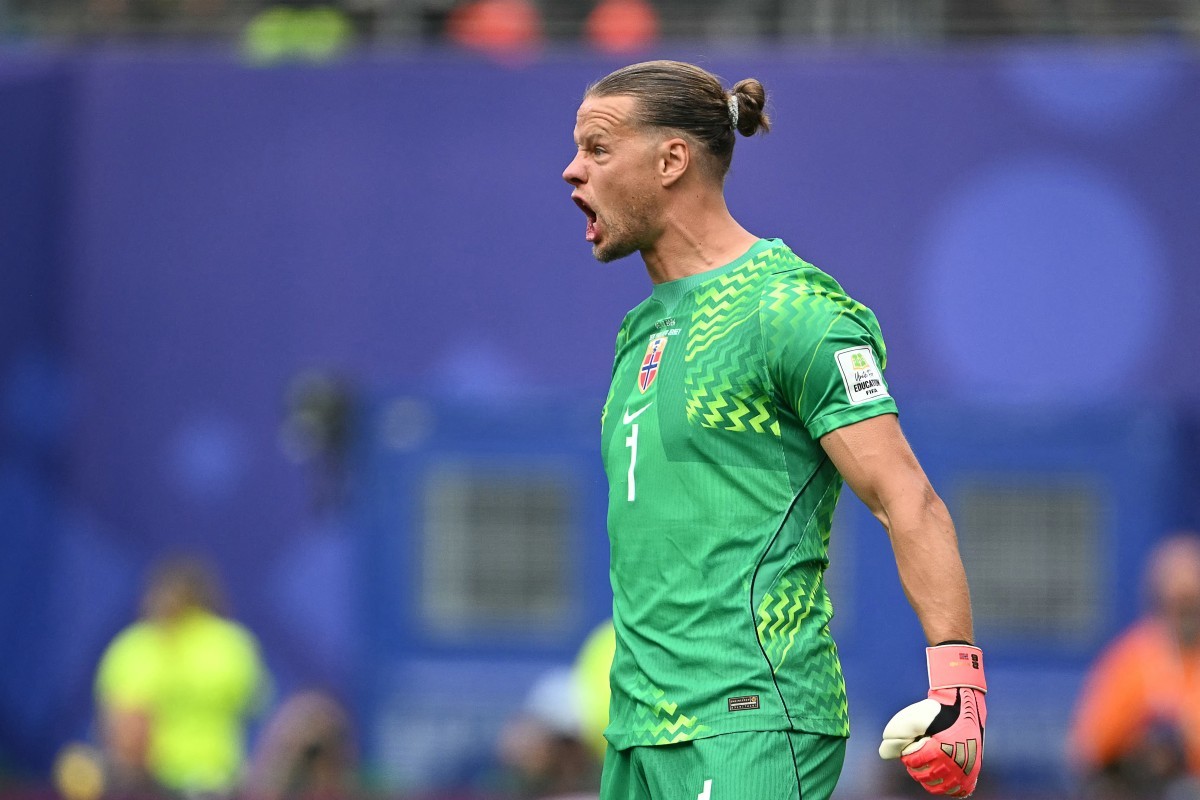 Web vai à loucura com defesas do goleiro da Noruega: "Virou o Neuer"