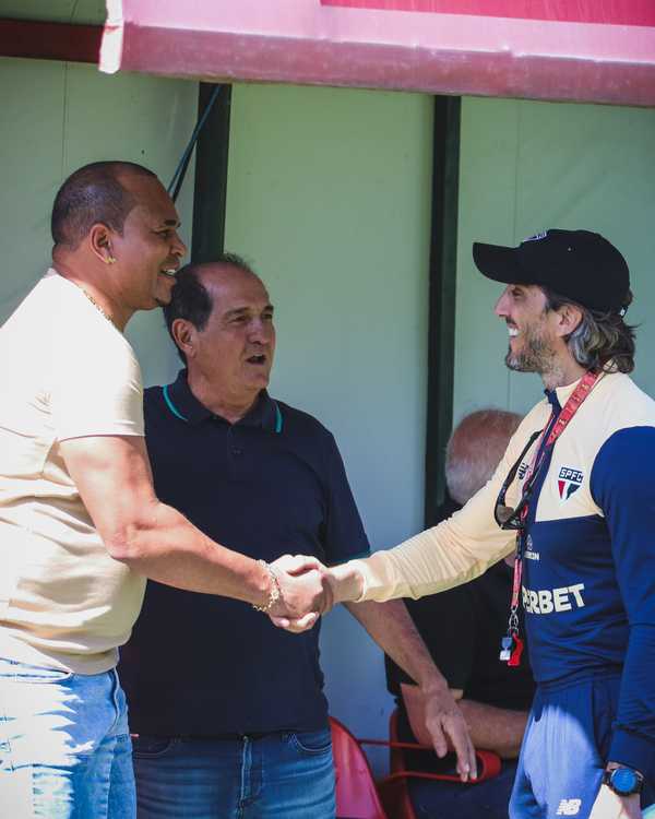 ÍDOLO! Aloísio Chulapa visita treino do Tricolor no CT da Barra Funda antes de confronto contra o Flamengo